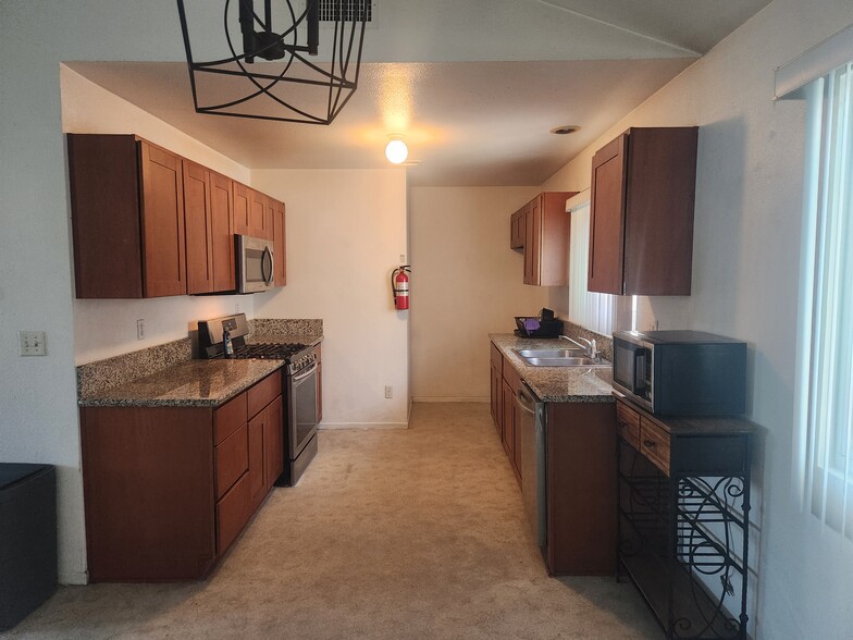 kitchen - 625 S Osage Ave