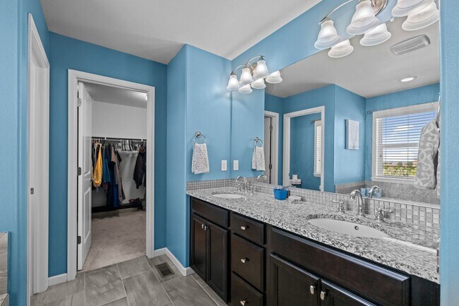 Building Photo - 15411 Village Cir E
