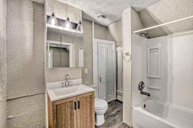 Building Photo - 911 Sims Ave