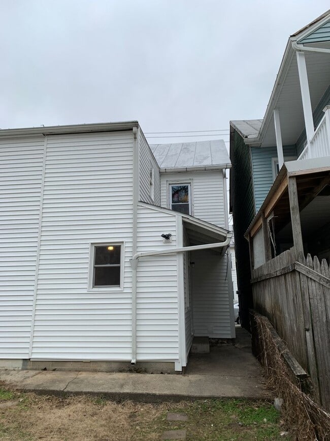 Building Photo - Newly Renovated 2 Bedroom with a walk-through Home in Carlisle