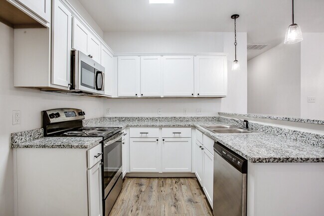 Building Photo - Luxury 2 Bedroom, 2 Bath!