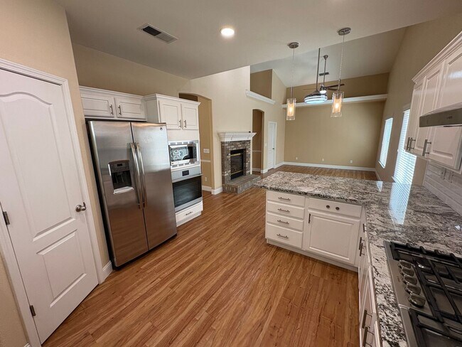 Building Photo - NW Visalia Available Now!