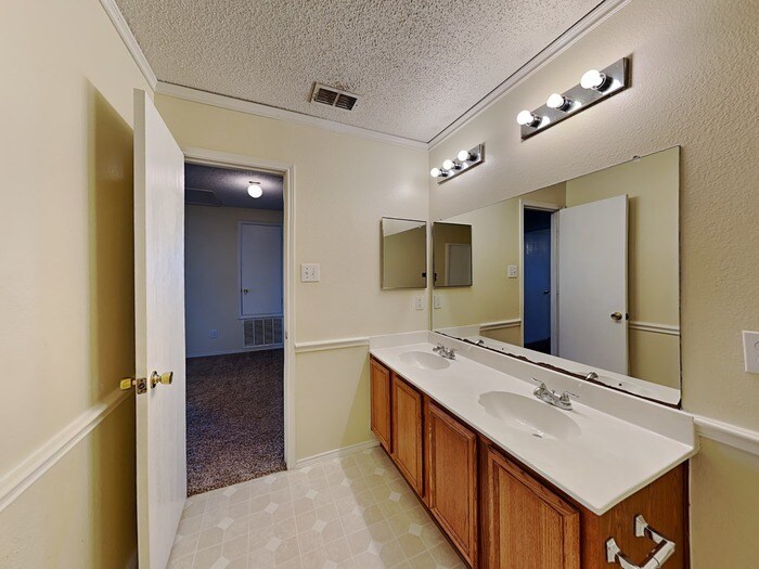 Building Photo - 2310 Graystone Dr