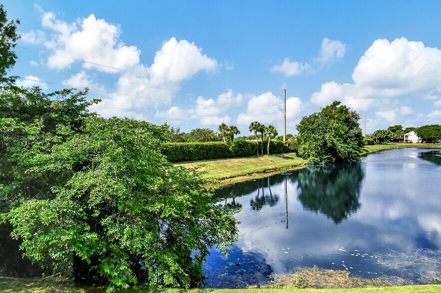 Building Photo - 815 W Boynton Beach Blvd