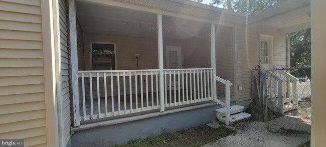 Building Photo - 2401 N Lakeshore Dr
