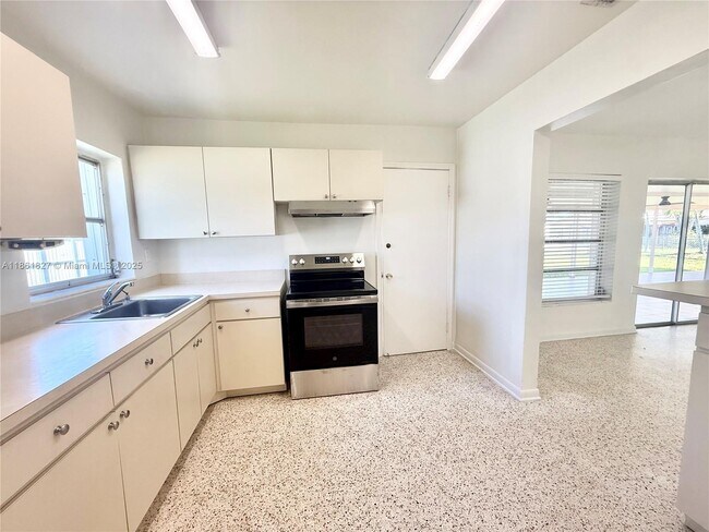 Building Photo - 2671 SW 118th Ct
