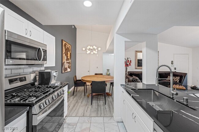 Building Photo - 950 Seven Hills Dr