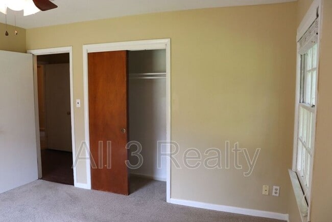 Building Photo - 919 Green Ridge Rd