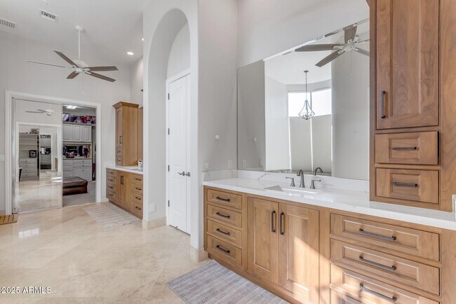 Building Photo - 6938 E Lomas Verdes Dr