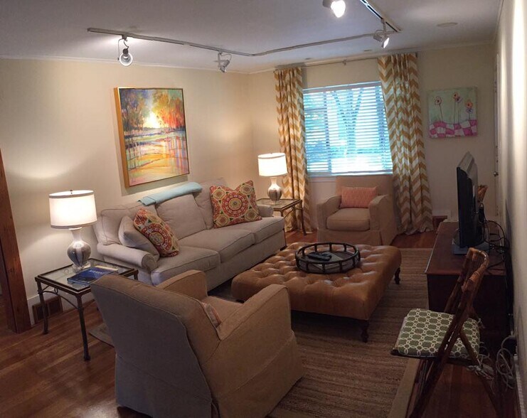 Building Photo - 2231 Selwyn Ave