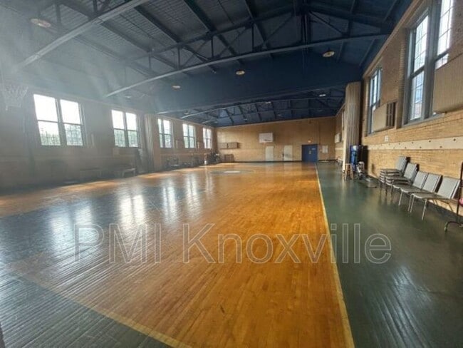 Building Photo - 523 N Bertrand St