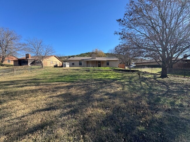 Building Photo - 2212 Phyllis Dr