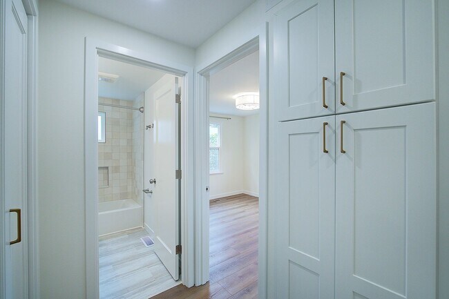 Building Photo - 3bd/1.5ba Seattle House