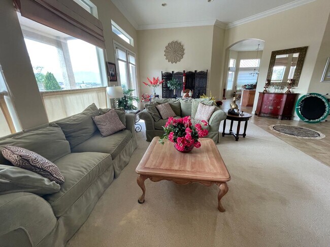 Building Photo - FULLY FURNISHED LUXURY HOME ON GOLF COURSE