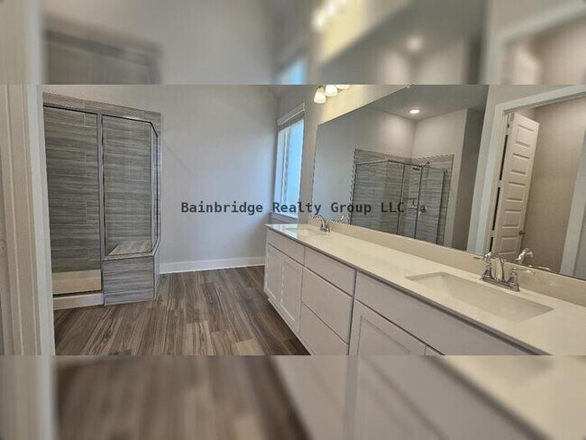 Building Photo - 3/2/2 w/office - Space & Functionality in ...