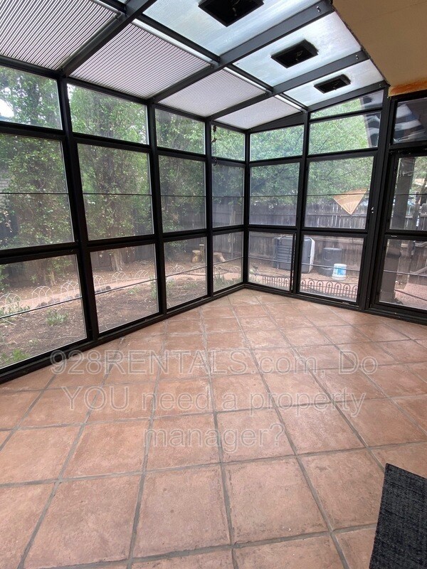 Building Photo - 801 W University Heights Dr S