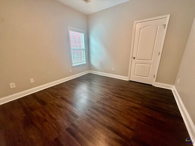 Building Photo - 634 Post Oak Way