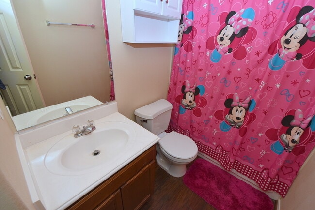 Building Photo - BEAUTIFUL 3 BEDROOM 2 BATH WITH WOOD TILE ...