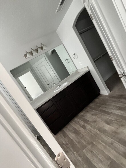 Building Photo - 221 N Stone Gate Dr