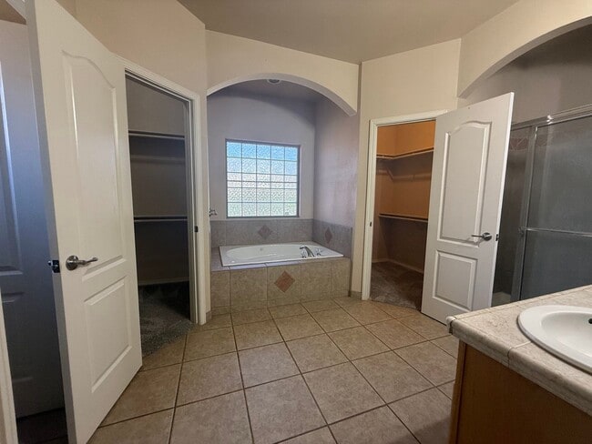 Building Photo - 917 Playa Azul St