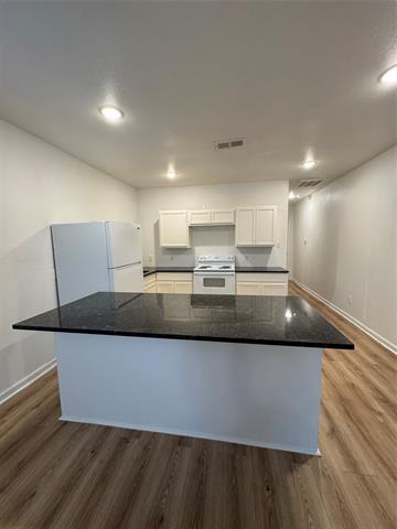 Building Photo - 2825 Meadowbrook Dr