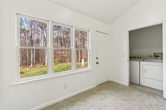 Building Photo - Updated 2-bedroom, 1.5-bath townhome in Winston-Salem