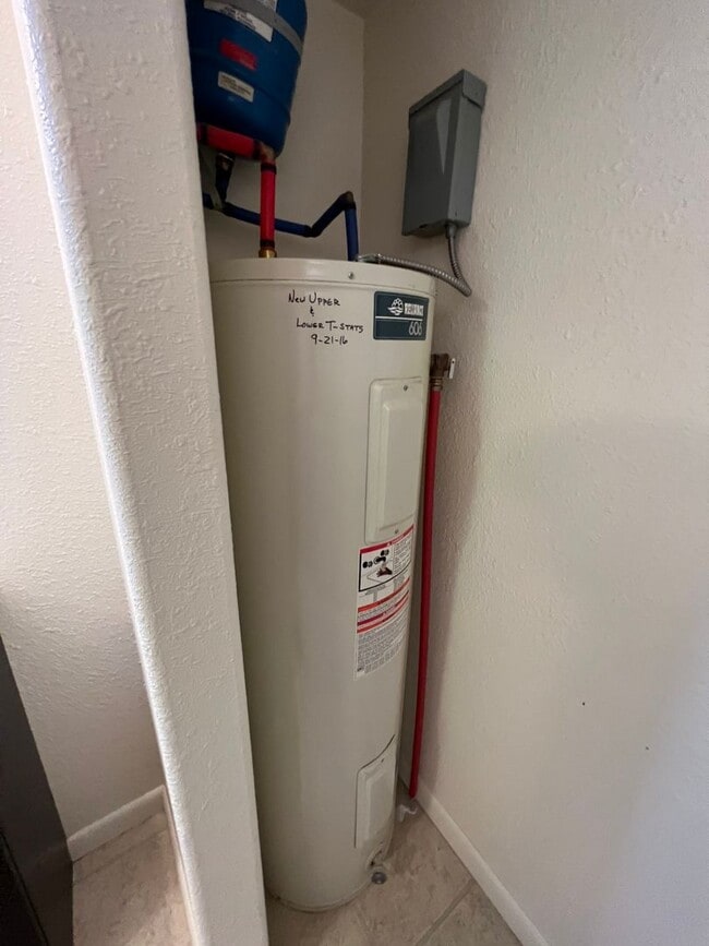 Building Photo - 102 E Park Ave