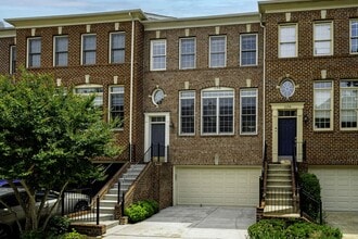 Building Photo - Tower Oaks First-Time Townhome in Rockville is Move-in Ready!