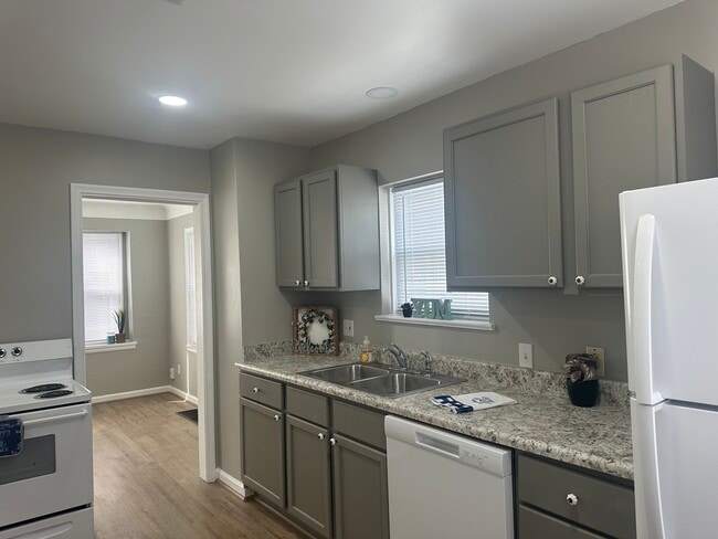 Building Photo - Three bedroom house with garage