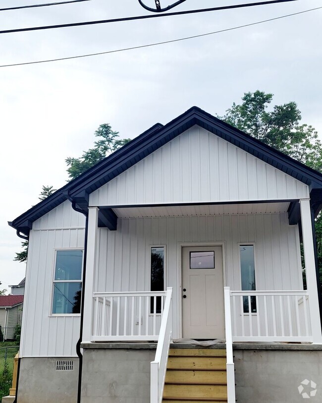 Building Photo - Beautiful new built three-bedroom, two-bat...