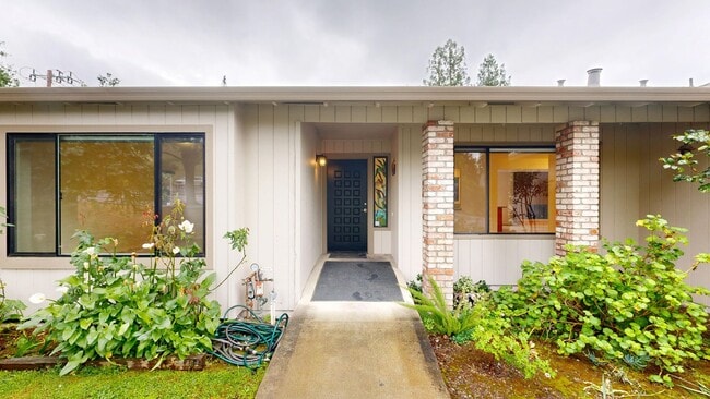 Building Photo - Bright and Beautiful 4 bedroom 2.5 Bath with large enclosed back yard and close proximity to Mari...