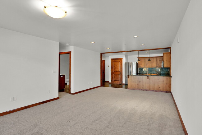 Building Photo - 834 Mc Kinley Ave W