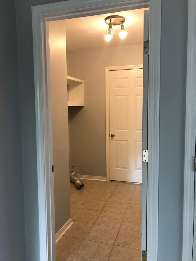 Building Photo - 2010 S Elm St