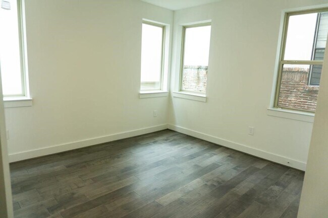 Building Photo - 4819 Caroline St