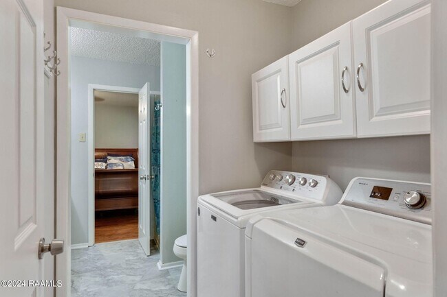 Building Photo - 303 Plaza Village Dr