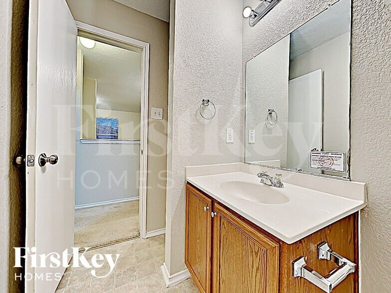 Building Photo - 6933 Meadow Way Ln