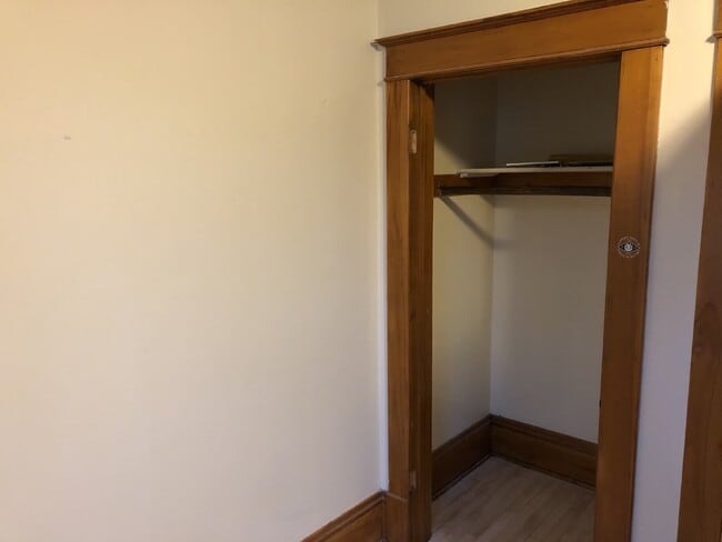 Building Photo - Huge 5 Bed 2 Bath home near UWEC with big ...
