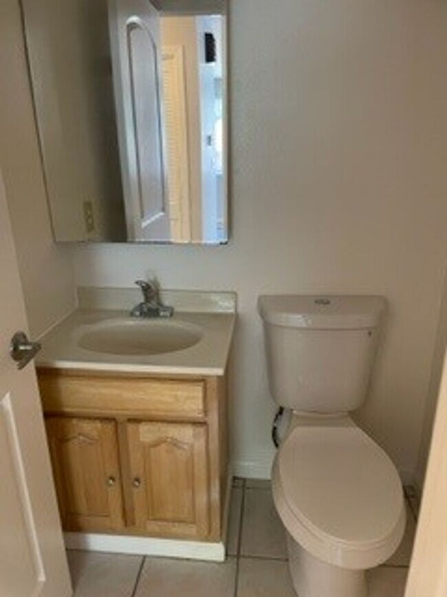 Building Photo - -Spacious 4 Bed 2.5 Bath, House, with Hew Hardwood Floors throughout -