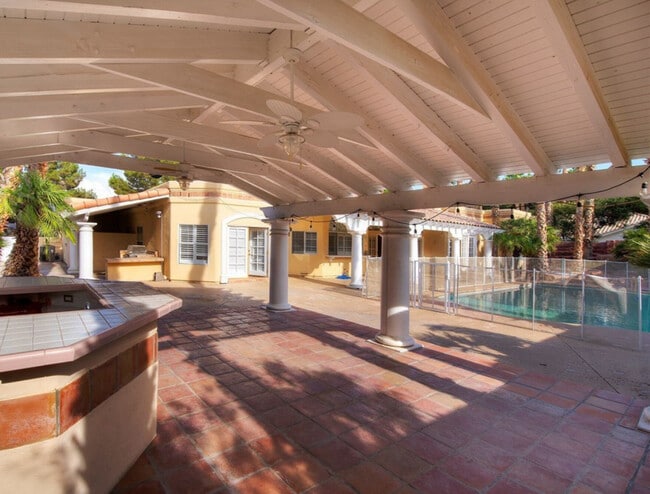 Building Photo - 3930 Placita Del Rico