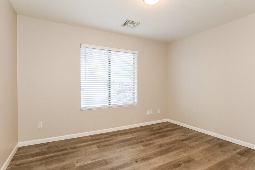 Building Photo - 5182 W Vista Ave