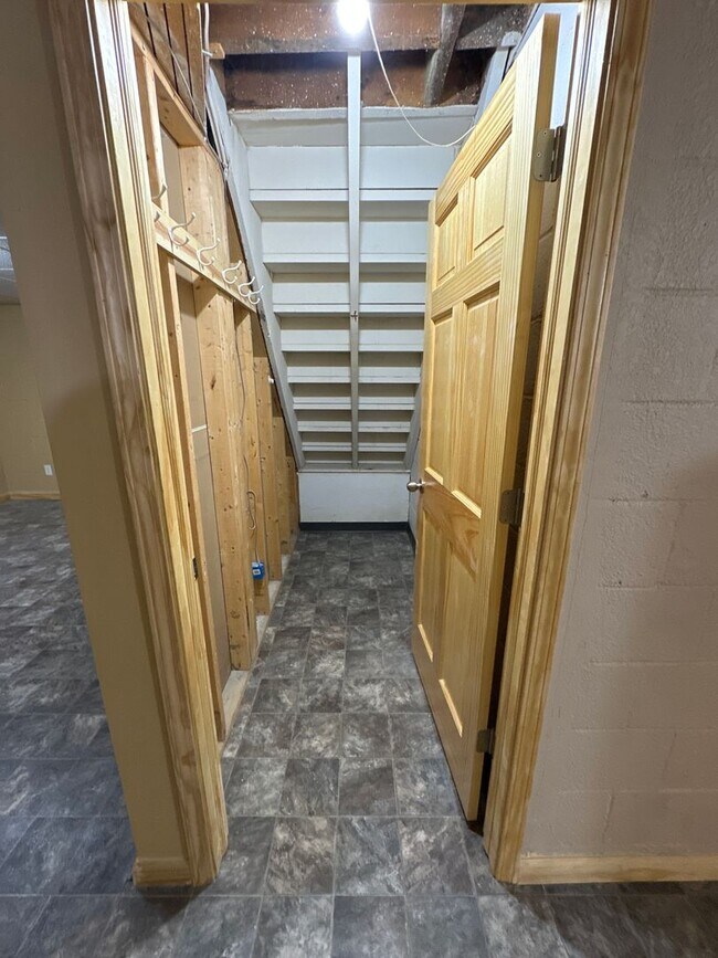 Building Photo - EZ - 202 Triplex