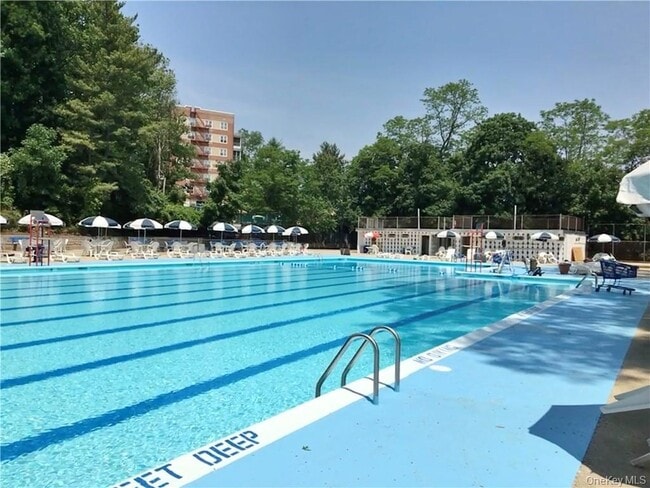 Building Photo - 2 Sadore Ln