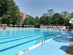 Building Photo - 2 Sadore Ln