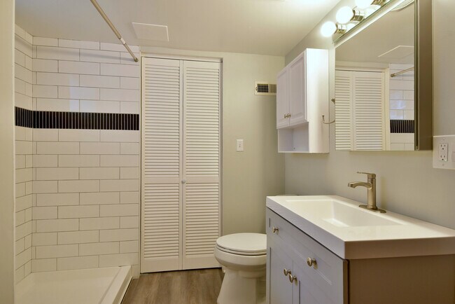 Building Photo - 1530 Clinton Pl