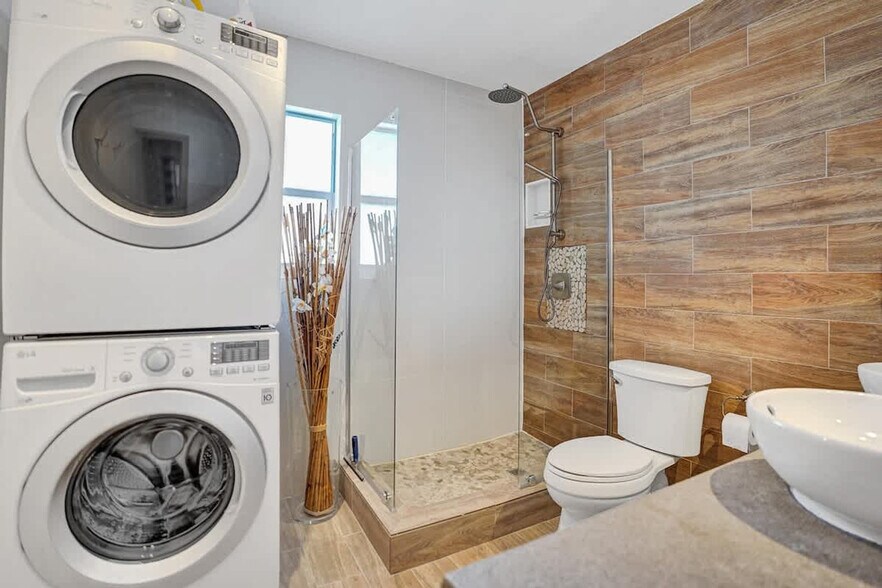 Building Photo - 3215 NE 7th St