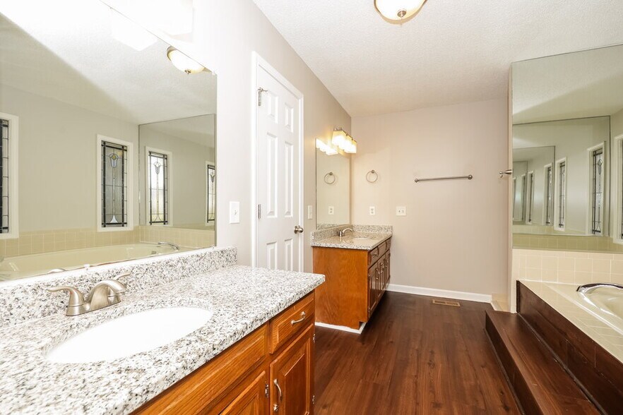 Building Photo - 3933 Hillshire Dr