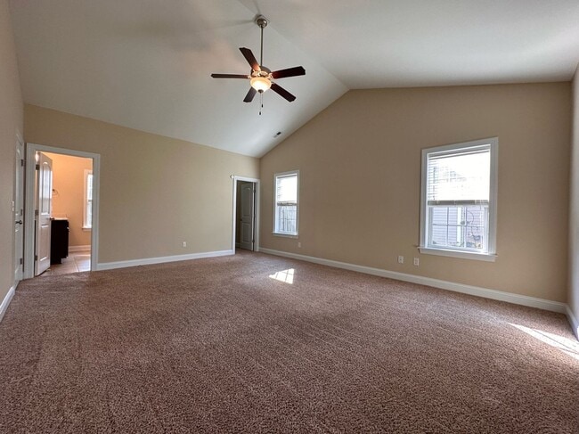 Building Photo - Perfect on Pineflat!