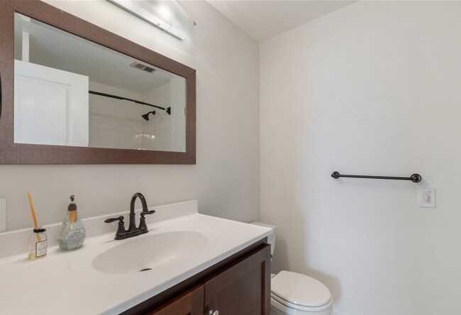 Building Photo - Elegant 4 bed home with Lake Sammamish Vie...
