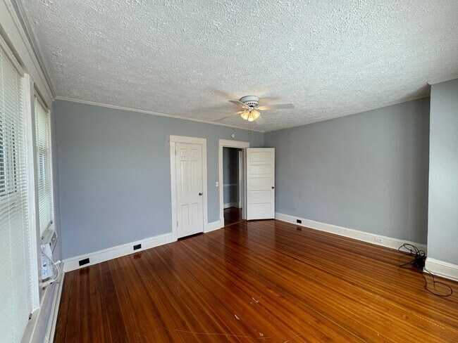 Building Photo - A Great Place to Call Home! Upstairs Apartment for Rent!!