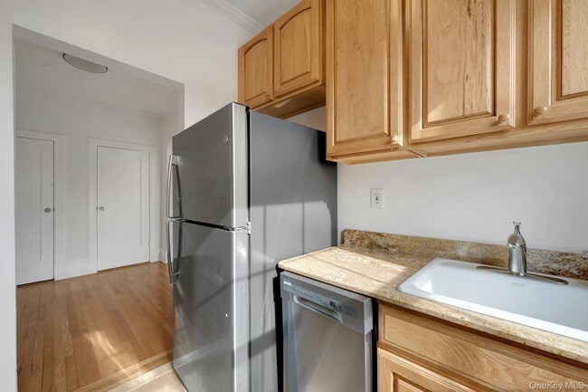 Building Photo - 840 Bronx River Rd